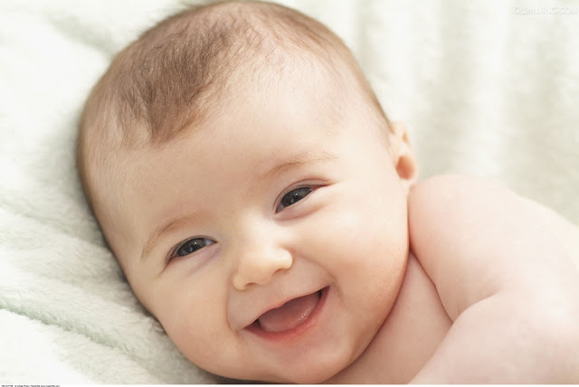 Hình ảnh em bé cười dễ thương sẽ giúp bạn tìm thấy những giây phút thư giãn và tận hưởng niềm vui tuyệt vời sau những giờ tất bật. Hãy nhấp vào đây để xem người bé hạnh phúc và đáng yêu này, cảm thấy sự bình yên và hạnh phúc tràn đầy.