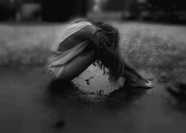 Cô gái khóc trong mưa: Xem các hình ảnh về cô gái khóc trong mưa để cảm nhận được sự tuyệt vọng và hy vọng của cô ấy. Điều đó sẽ giúp bạn đốn tim và trân trọng hơn tình cảm của người thân và bạn bè.