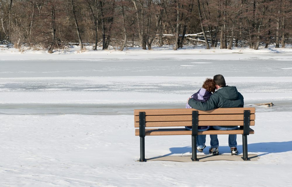 Hãy thưởng thức bức ảnh ôm nhau trong cơn gió lạnh mùa đông, khiến bạn nhớ đến hơi ấm trong vòng tay người thân. Hình ảnh này rất thích hợp để bạn chia sẻ và cùng nhau trải qua những khoảnh khắc đáng nhớ trong mùa đông.