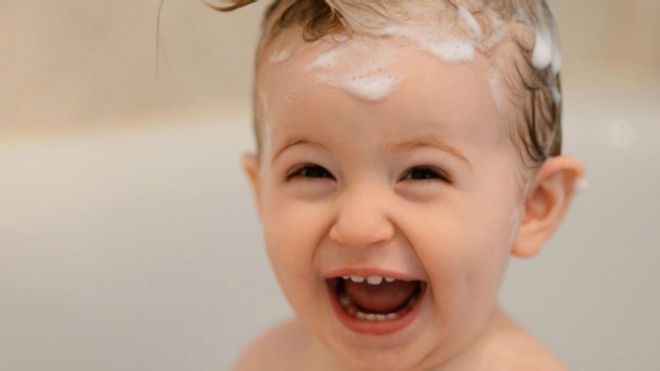 Nhìn thấy hình ảnh đáng yêu em bé cười là món quà tuyệt vời trong cuộc sống. Hãy dành chút thời gian để thưởng thức hình ảnh ngọt ngào này và cảm nhận nguồn năng lượng và vô vành cho một ngày mới.