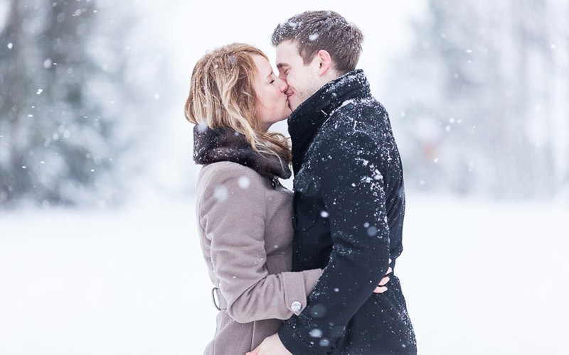 Mùa đông tình yêu là thời điểm lãng mạn nhất trong năm. Hình ảnh này sẽ đưa bạn đến với một không gian lạnh giá nhưng cũng đầy ấm áp và hạnh phúc.