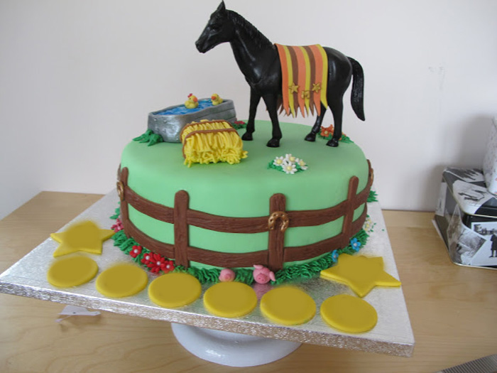 Bánh sinh nhật con ngựa là món quà tuyệt vời dành cho những ai yêu thích con ngựa và muốn dành tặng cho người thân. Hãy thưởng thức những chiếc bánh với hình dáng đáng yêu và ngọt ngào sẽ thổi bùng không khí sinh nhật của bạn.