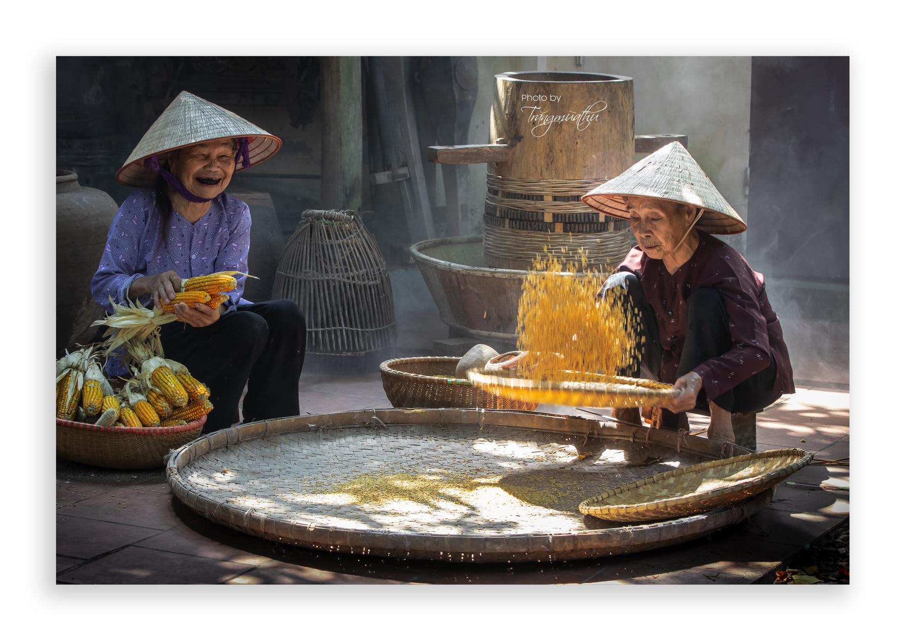 Làng quê Việt Nam - Những hình ảnh của ngôi làng nhỏ nằm giữa cánh đồng lúa đồng thời được trang trí bởi những viên đá tự nhiên sẽ làm cho bạn cảm thấy đến những giây phút yên tĩnh và bình yên trong nơi này.