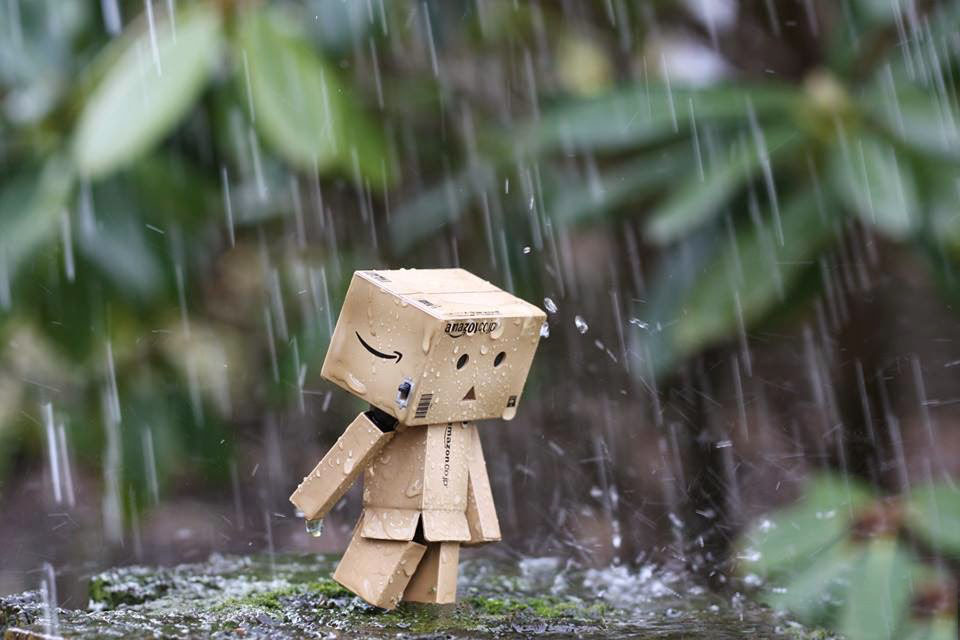 Bạn có thích lãng mạn? Hãy đến xem bức ảnh một cô gái đứng dưới mưa. Hi vọng bạn sẽ cảm thấy được cảm giác thư giãn và yên bình khi nhìn thấy hình ảnh đẹp như thế này.