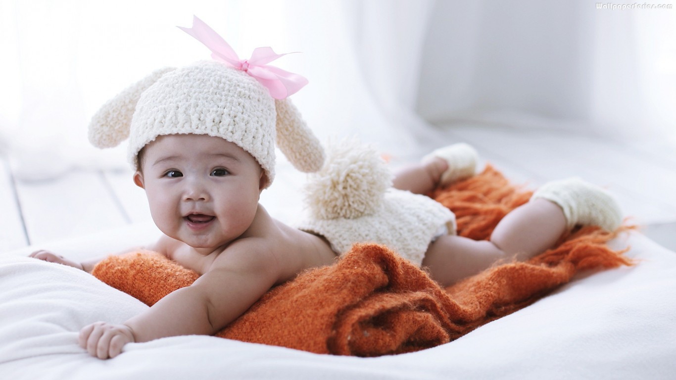 Em bé sơ sinh dễ thương được ví như thiên thần với nụ cười trong trẻo và đôi mắt to tròn. Hãy xem hình ảnh này để cảm nhận tình mẫu tử và độ đáng yêu của bé sơ sinh.