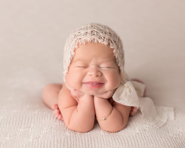 Ai là người không yêu thích những nụ cười đáng yêu của em bé? Hãy đến với hình ảnh em bé cười đáng yêu này để cảm nhận lòng ấm áp và hạnh phúc khi được chứng kiến em bé tươi cười như thế này!
