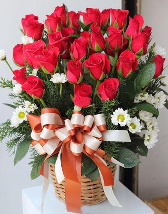 Bó hoa hồng đẹp: Những bông hồng đỏ rực trong bó hoa này sẽ làm trái tim bạn nao nức. Không chỉ đẹp mà còn tinh tế và sang trọng, bó hoa này sẽ làm bạn nổi bật trong mắt mọi người.