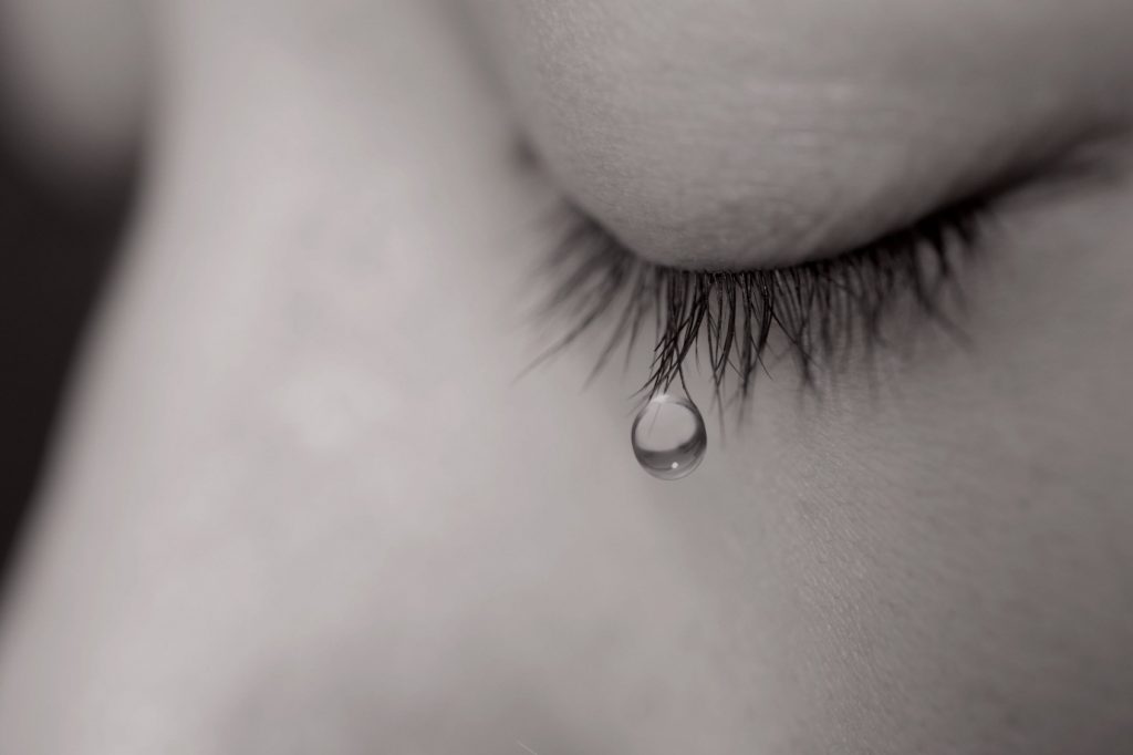 LIST Hình ảnh buồn rơi nước mắt  Khóc để xua đi nỗi đau trong lòng