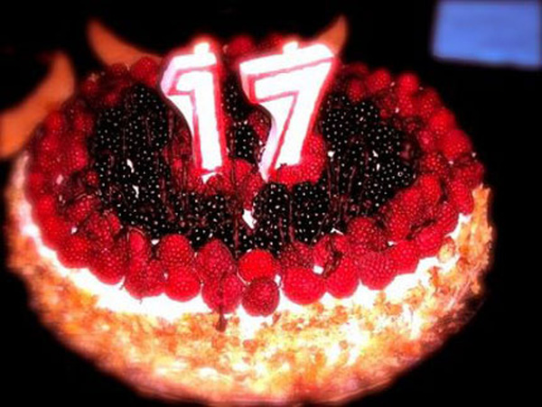 BST lời chúc mừng sinh nhật tuổi 17 ý nghĩa nhất được thể hiện qua món bánh sinh nhật 17 tuổi đẹp và đầy cảm xúc. Hãy cùng tìm hiểu những lời chúc tuyệt vời cùng với bánh sinh nhật này để mang lại những phút giây ngọt ngào nhất trong đời!